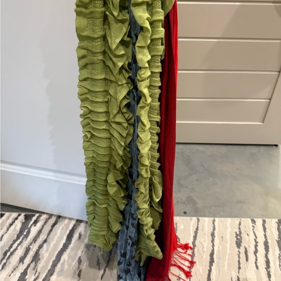 Scarves! Three unused scarves - Picture 4 of 5